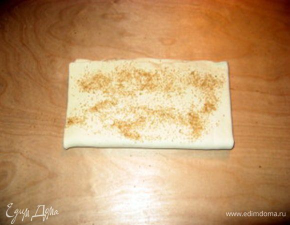 Ещё раз присыпать тростниковым сахаром и сложить ешё раз пополам.

