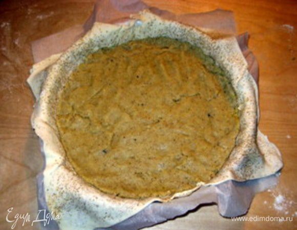 Заполнить форму марципаном. Для этого марципан можно выложить мокрой ложкой и разровнять, а можно раскатать его скалкой между двух слоёв пергамента. Присыпать порошком какао.