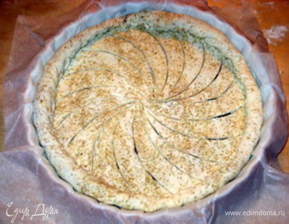 Накрыть вторым, меньшим, коржом.
Скрепить края.
Ножом прорезать узоры и смазать желтком, взбитым с каплей воды. Выпекать при 180° около 20 минут.

Достать тарт, присыпать сахарной пудрой и вернуть в духовку, пока сахарная пудра не карамелизируется.
