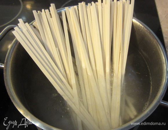 Положите лапшу в кастрюлю. Будьте внимательны, чтобы лапша не слиплась. Как только она опустится в воду, перемешайте ее. Добавьте куркуму, если хотите изменить цвет и придать легкий аромат лапше. Варите лапшу, как говорят итальянцы, немного Альденте (слегка твердую, но совсем слегка).