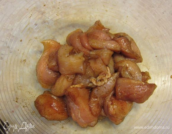 Теперь грудки надо замариновать. Насыпьте в грудки чайную ложку без горки соли, смесь 5 специй, соевый соус и винный уксус (или китайское вино, если оно у вас есть). Хорошенько перемешайте и оставьте мариноваться на 10 минут.