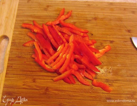 Нарежьте соломкой сладкий перец. Порежьте соломкой чеснок и имбирь, если у вас свежий имбирь.