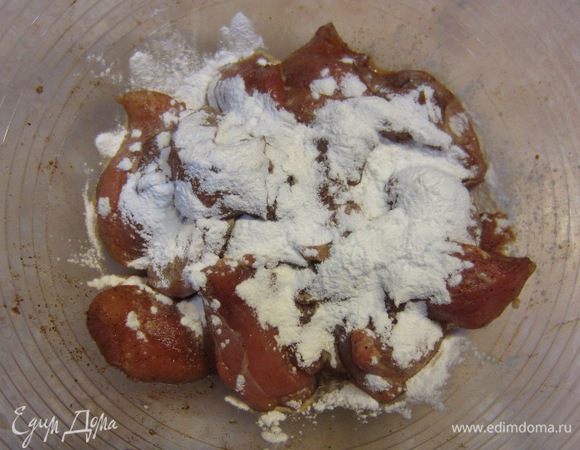 Посыпьте грудки крахмалом и перемешайте.