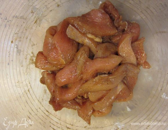 Перемешать надо тщательно, чтобы крахмал равномерно распределился по поверхности кусочков.