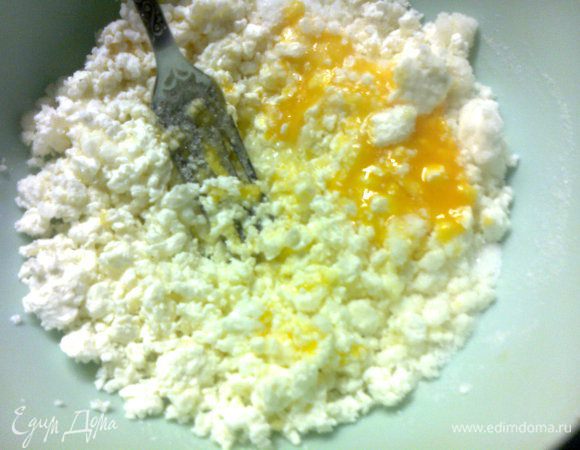 Творог растереть с сахаром,добавить яйцо,ванильный сахар,муку,перемешать