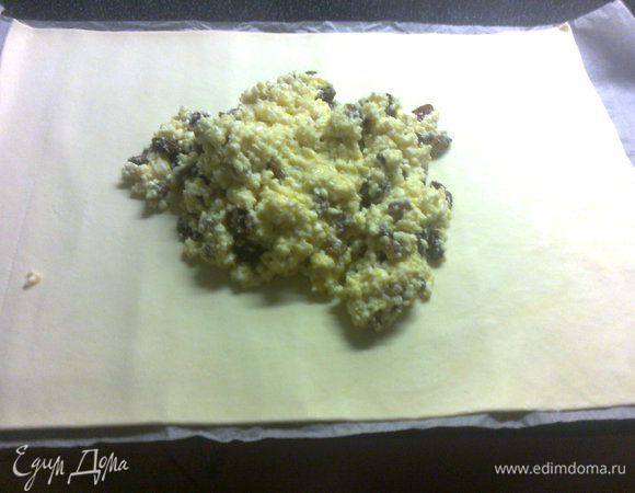 Тесто раскатать в прямоугольник 0.5см (у меня уже было раскатаное) и выложить творог