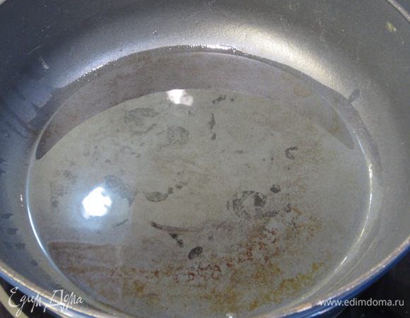 Теперь приготовьтесь готовить блюдо. Все ингредиенты у вас должны быть уже под рукой, т.к. общий процесс приготовления у вас теперь займет не более 7 минут. Отдельно миска с кусочками курицы, отдельно с луком, отдельно с болгарским перцем, немного кипятка, солонка. Имбирь и чеснок можно вместе. У меня к сожалению нет сковороды ВОК, поэтому я использовал чугунную. Плесните в нее три столовые ложки растительного масла и поставьте сковороду на МАКСИМАЛЬНЫЙ огонь.