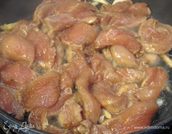 Выложите мясо в сковороду. Перемешивайте мясо постоянно на очень сильном огне и жарьте буквально пару минут.