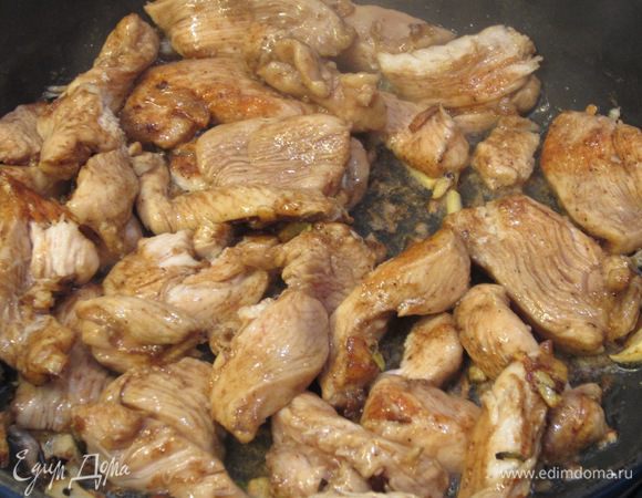 Добейтесь у мяса легкой румяной корочки. Не сожгите чеснок и имбирь, постоянно перемешивая. Посолите мясо еще немного.