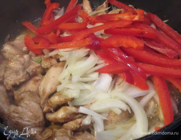 Положите в мясо сладкий перец, не переставая перемешивать. Огонь при этом должен оставаться максимальным. Тушите блюдо около минуты.