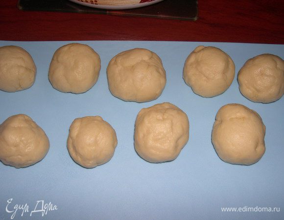 Когда тесто готово, делим его на равные шарики.