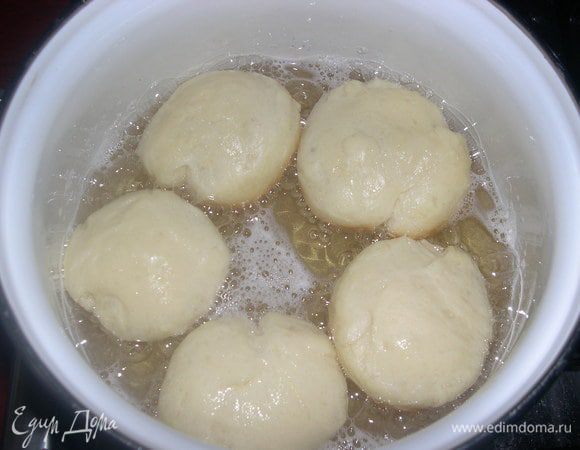 Оставляем на столе на минут 30-40, чтобы они увеличились вдвое и обжариваем в разогретом в кастрюльке масле.