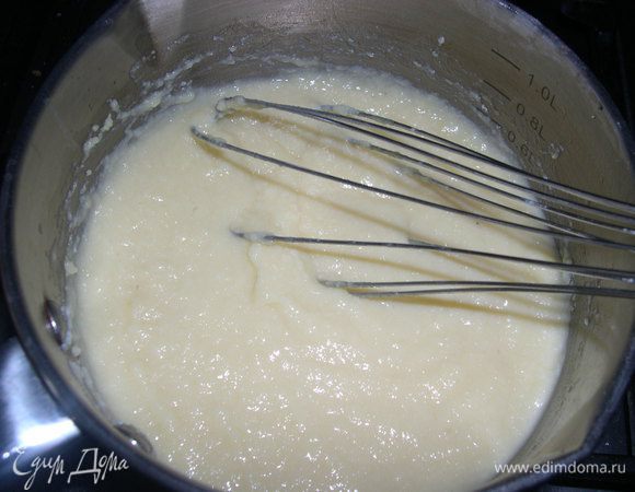 Готовим крем:
Положить в небольшую кастрюлю (лучше эмалированную) сахар, крахмал и вылить яйца; после 1—2-минутного размешивания добавить молоко, поставить на плиту и, помешивая деревянной лопаточкой, нагреть почти до кипения, т. е. до загустения и появления первых пузырьков.
Снять с плиты и поставить крем на охлаждение. 