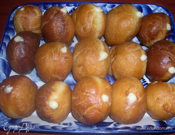 Выкладываем на бумажное полтенце, чтобы лишнее масло впиталось и выкладываем на тарелку, чтоб остыли.
Повидло набираем в кондитерский мешок или шприц с длинным наконечником и, проделывая дырочку в пышке закачиваем повидло, я их ставила торцом, чтоб повидло немного "разошлось" по пышке)))
В моем случае заварной крем!!!