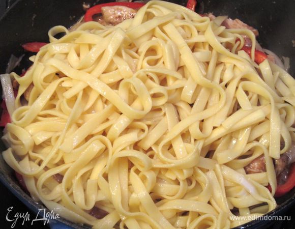 Выложите в сковороду лапшу.