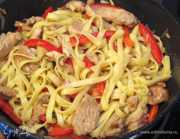 Перемешивайте лапшу постоянно и тушите еще около минуты на сильном огне. Выключите огонь и продолжайте мешать, пока не убедитесь, что сильный жар сошел (еще около минуты). Выложите лапшу с курицей в пиалы и подавайте с зеленым чаем.