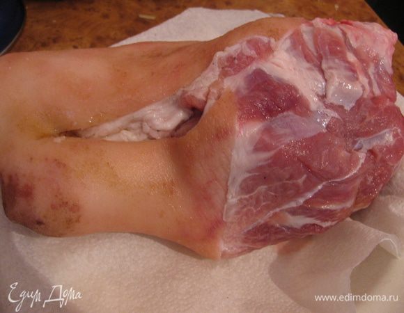 Начнем с подготовки колена.Его нужно тщательно промыть, если есть какие-то повреждения, аккуратно их срезать и обсушить оставшуюся красивую часть.В идеале лучше взять такой кусок, который бы захватывал часть голени и часть бедра, при этом само колено находилось бы посередине. Тогда блюдо нельзя будет назвать суховатым или костлявым, да и мяса будет побольше. 