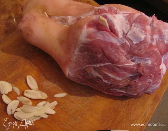 Теперь можно заниматься чесноком и воскрешать в памяти навыки засолки сала. Чеснок очистите и тонким ножом нарежьте его очень тонкими пластиками. Из 4 зубчиков чеснока пластиков должно получиться штук 20-30. С помощью все того же тонкого ножа сделайте небольшие надрезы на колене и уложите туда чеснок. Постарайтесь равномерно распределить чеснок по всему колену.