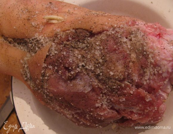 Когда колено будет готово, можно его посолить и поперчить. Для этой цели вам пригодится свежемолотый перец и крупная, лучше морская соль. Смешайте 2 чайные ложки соли и 1 ложку перца и этой смесью тщательно натрите колено.