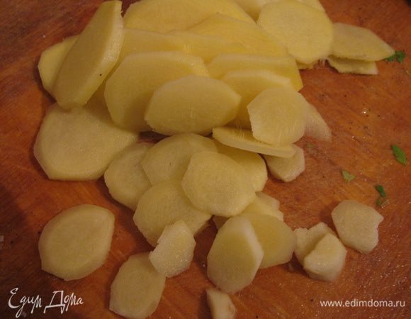 Корень имбиря нарежьте очень тонкими, почти прозрачными ломтиками и выложите сверху.