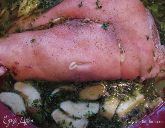 На имбирь уложите подготовленное колено, залейте все 1 л. пива и немного посолите. Вымойте яблоки, очистите их от кожуры и удалите сердцевину с семечками. Добавьте в кастрюлю очищенные яблоки и оставшееся пиво. А теперь внимание! Эту процедуру лучше делать утром, потому что мясо должно мариноваться в пиве почти сутки, во всяком случае, оставьте мясо до следующего утра в прохладном месте, утром аккуратно, чтобы не перемешать зелень, переверните его и оставьте до обеда.