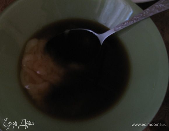 Дальше мнения расходятся:кто-то утверждает,что мясо лучше сразу отправлять на вертел,а кто-то что его необходимо проварить в маринаде часок-полтора.Варить я не стала,вертела у меня нет, и грилем духовка не оборудована,поэтому идем простым путем-запекаем в фольге.Из меда и соевого соуса сделаем смесь и обмажем ею колено.