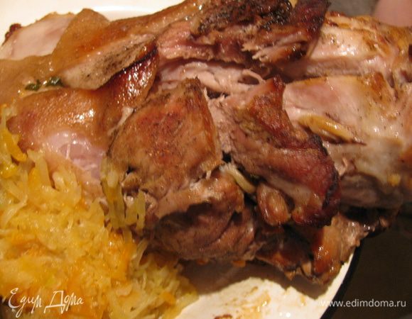 Колено заворачиваем в фольгу и отправляем в разогретую духовку до 180С.У меня запекалось 2часа,но все зависит от размера колена и особенностей духовки.Если кто-то попроворнее меня,можно перевернуть колено ч/з часик,дабы снизу не поджарилось.Если мясо без корочки,то его следует развернуть и отправить в духовку подрумянится в конце готовки.Мясо получается сочным и ароматным.Чехи подают «Вепрево колено» (Pečené vepřové koleno) с овощами (капуста, салат, огурцы, помидоры, болгарские перцы), как свежими, так и маринованными (огурец, острые перчики). Очень, кстати, вкусно «колено» с тушёной капустой,что я и неприминула сделать.