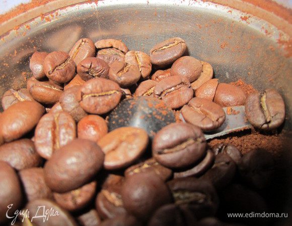 в кофемолке измельчаем кофейные зерна