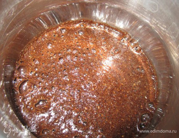 добавляем в турку к кофе миндаль, кто любит сладкий кофе-добавляйте сахар по вкусу. 
наливаем кружечку холодной воды 