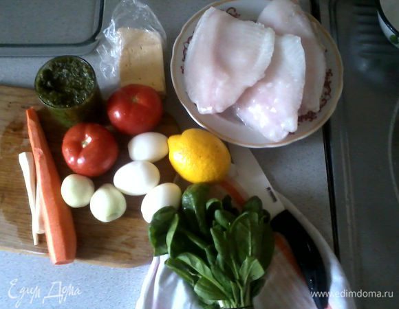 Подготовить продукты: разморозить филе рыбы, приготовить соус песто, очистить картофель, морковь, корень петрушки, лук, отварить и почистить яйца, вымыть и высушить шпинат.