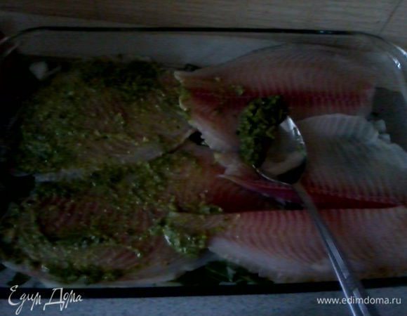 На шпинат выложим рыбку, посолим, сбрызнем соком лимона и смажем соусом песто. 