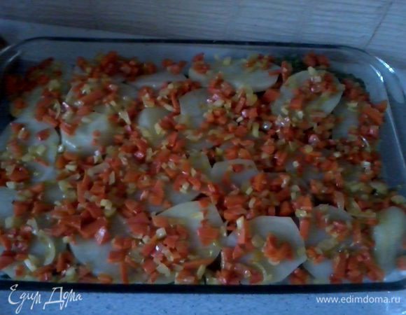 Еще раз кружочки картофеля. Солим, перчим. Высыпаем пассированные овощи