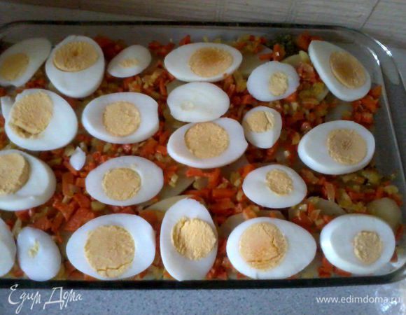 Дальше нарезанные ломтиками яйца. Посолим.