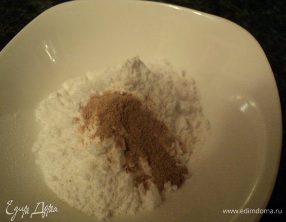 Сахарную пудру просеять через ситечко, смешать с молотым имбирем.