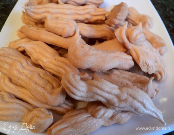 Выпекать 1час 20мин. Через 20 мин от начала выпечки я снизила температуру до 120 градусов, так как меренги стали слишком быстро зарумяниваться. Так, что ориентируйтесь по своей духовке. После выпечки дать меренгам остыть в духовке, затем снять с пергамента.