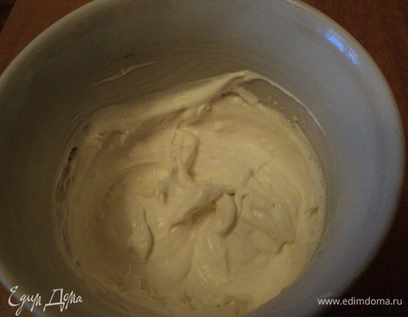 Корешок имбиря очистить и натереть на мелкой терке, получается чайная ложка с небольшой горкой. Сливки взбить до устойчивых пиков, в конце добавить имбирь.


