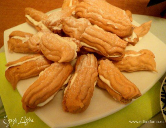 Склеить меренги попарно взбитыми сливками. Сверху посыпать сахарной пудрой. Приятного чаепития!