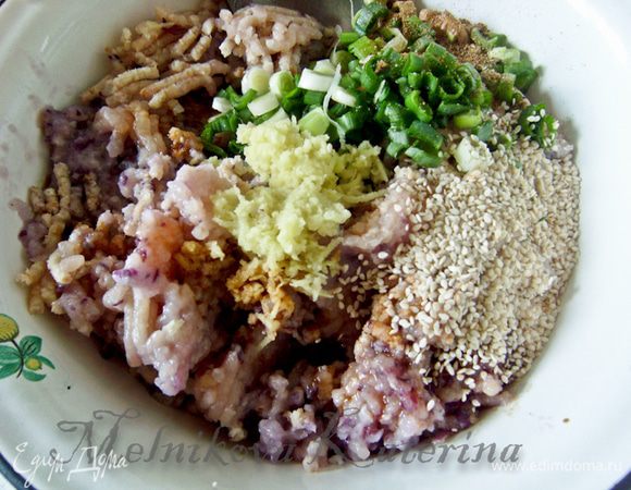 Добавить к фаршу тертый на мелкой терке имбирь, поджаренные семечки кунжута, мелко рубленый зеленый лук, яйцо, соевый соус, соль, перец. Тщательно все перемешать, желательно рукой. 