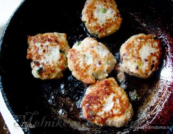 Сформировать котлетки и жарить до румяной корочки на растительном масле. 