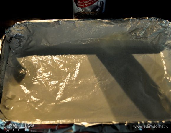 Форму обложить бумагой для выпечки или фольгой и смазать/сбрызнуть спреем/ маслом и немного муки.