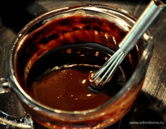 Слив.масло и несладкий шоколад растопить в микроволновке. Размешать.Остудить слегка.