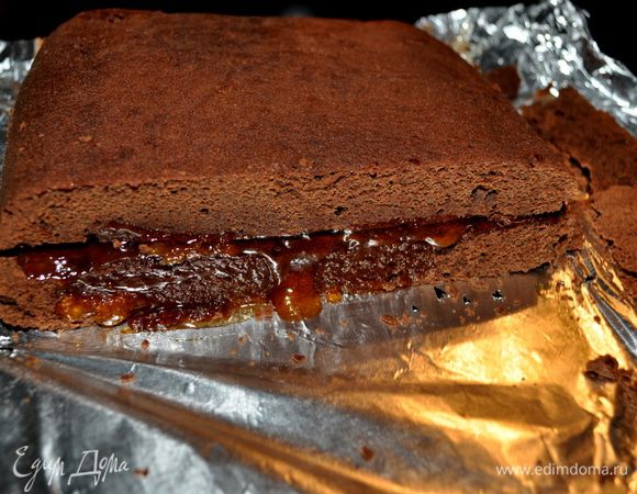 Разрезать его ровно наполовину, смазать абрикосовым джемом, разогретым слегка в микроволновке. И сверху положить вторую половину.Смазать джемом тоже сверху.