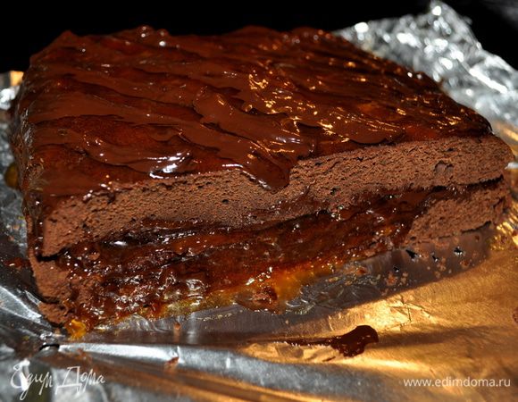 Сладкий шоколад растопить и поверху красиво распределить.Разрезать на кусочки можно до украшения горячим шоколадом или после.