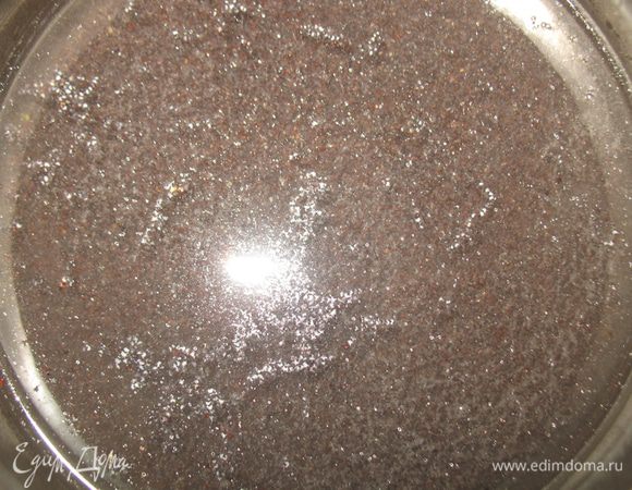 Мак заливаем кипятком и оставляем на 20 минут.