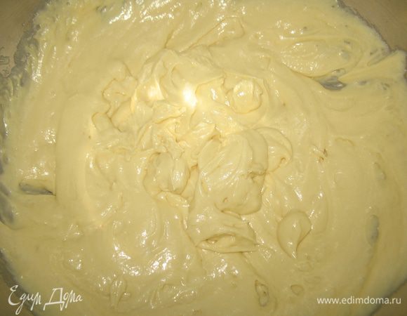 Размягченное сливочное масло растираем с сахаром до кремообразного состояния. Добавляем яйца по одному, сметану и перемешиваем до однородности. Муки смешиваем с ванильным сахаром, разрыхлителем (у меня не получилось подружиться с магазинным разрыхлителем, и поэтому я смешивая 1 часть лимонной кислоты и 2 части соды). Добавляем муку к полученной массе и замешиваем довольно густое тесто.