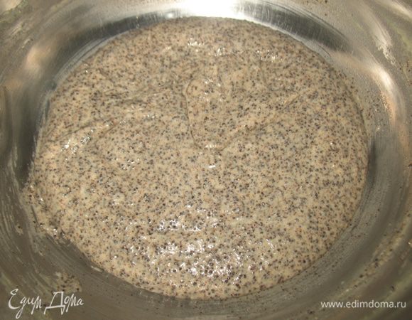 Свиваем с мака воду и перетираем его с сахаром. Делим тесто на две половины. В одну из них добавляем перетертый мак.