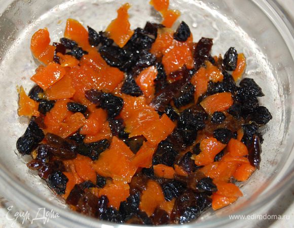 Сухофрукты помыть, обсушить бумажным полотенцем, нарезать мелкими кубиками и залить ромом на 20-30 минут.
