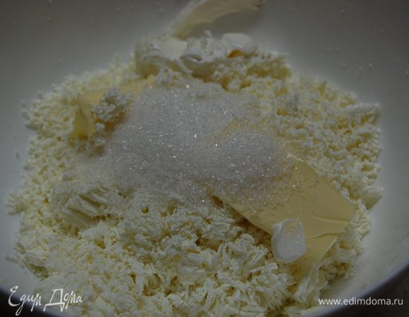 Творог дважды протереть через сито. Добавить мягкое сливочное масло, сахар и сметану. Тщательно перемешать.