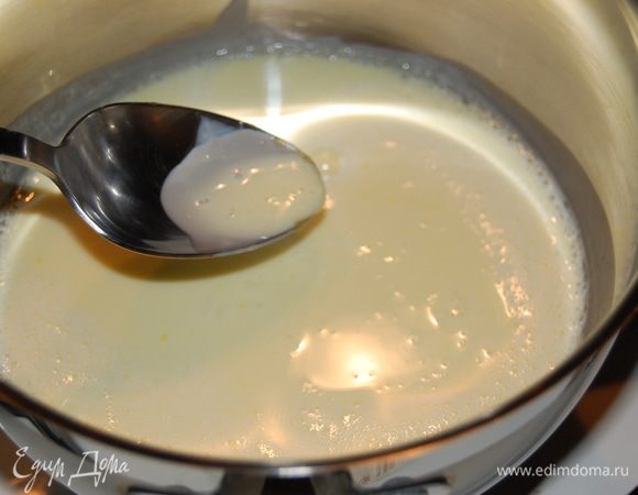 Желтки взбить с сахарной пудрой, влить сливки. Поставить на средний огонь и, постоянно помешивая, довести смесь до загустения. Чуть остудить и добавить в творожную массу.