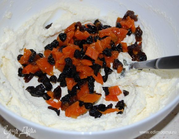 Добавить сухофрукты, перемешать.